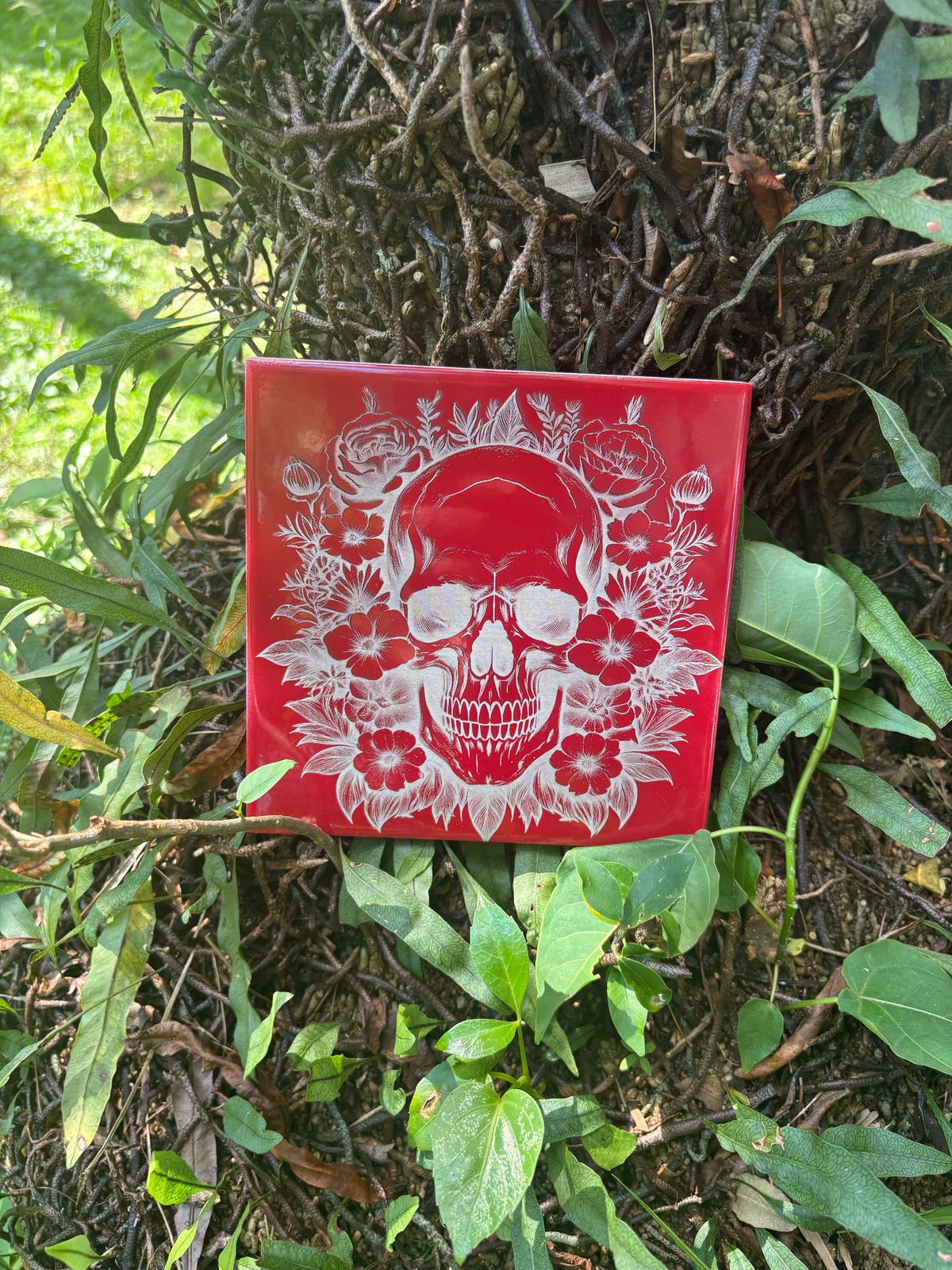Caveira vermelha com flores Azulejo - Finngifts