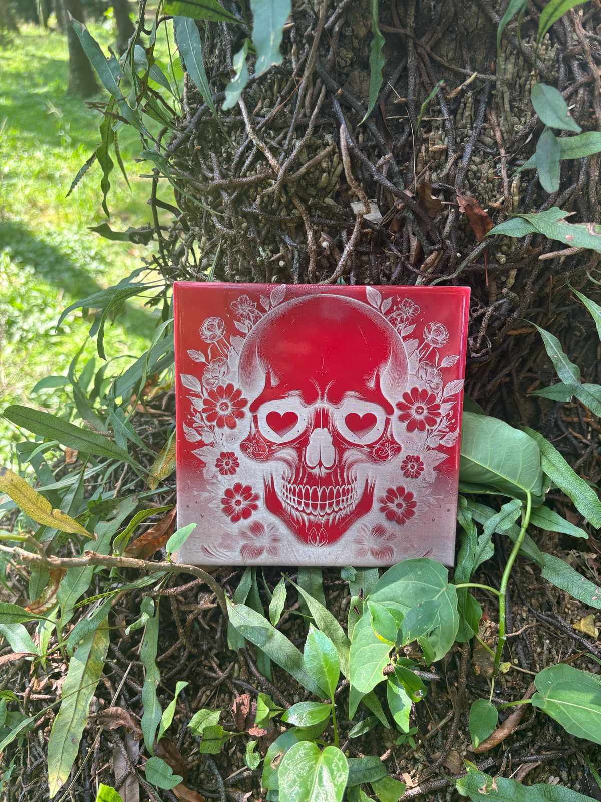 Caveira vermelha com olhos de coração azulejo. - Finngifts
