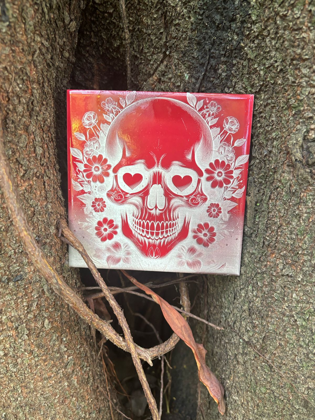 Caveira vermelha com olhos de coração azulejo. - Finngifts