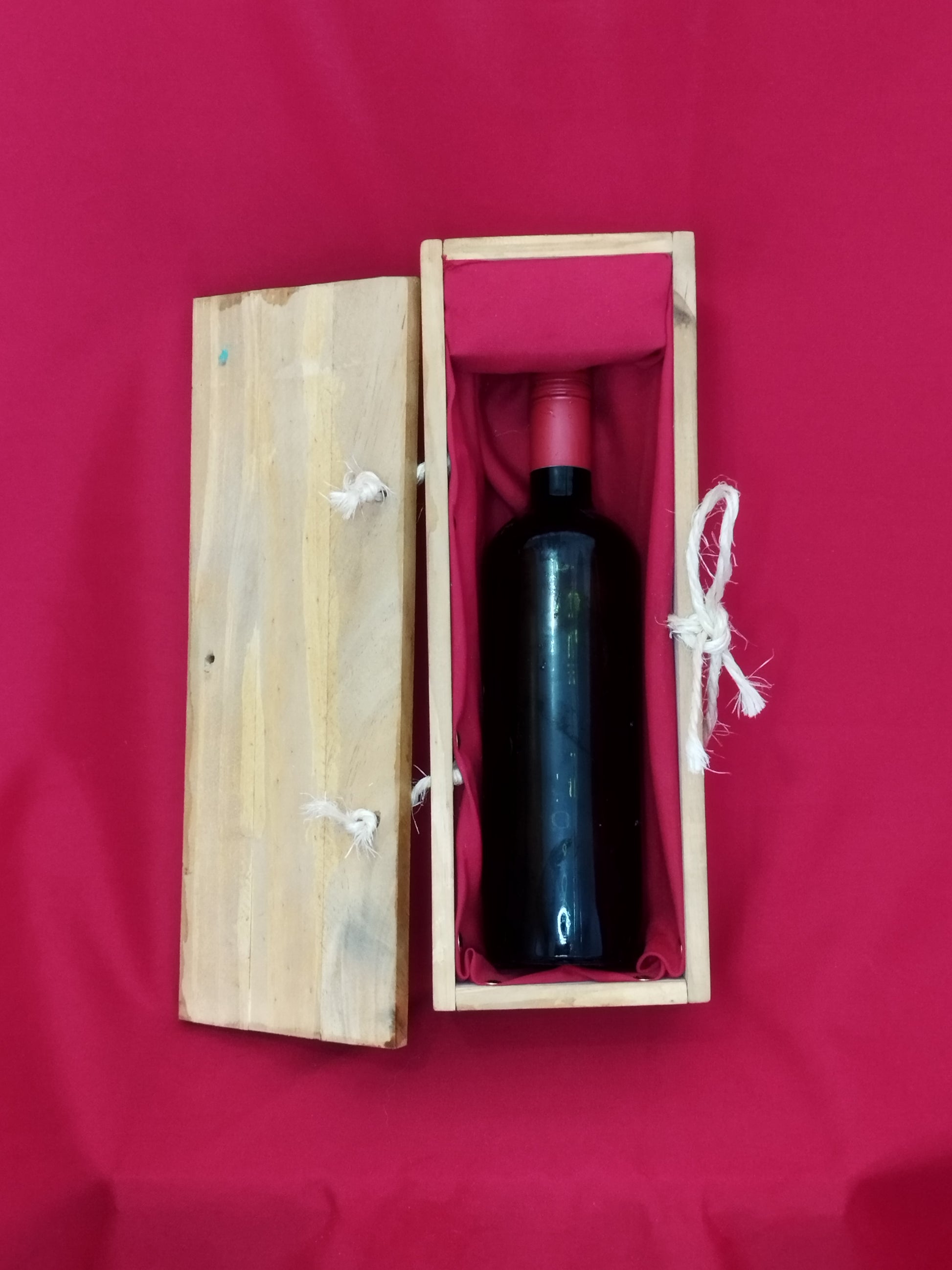 Caixa de Vinho em Madeira com Tampa Gravada – Presente de Aniversário Personalizado - Finngifts