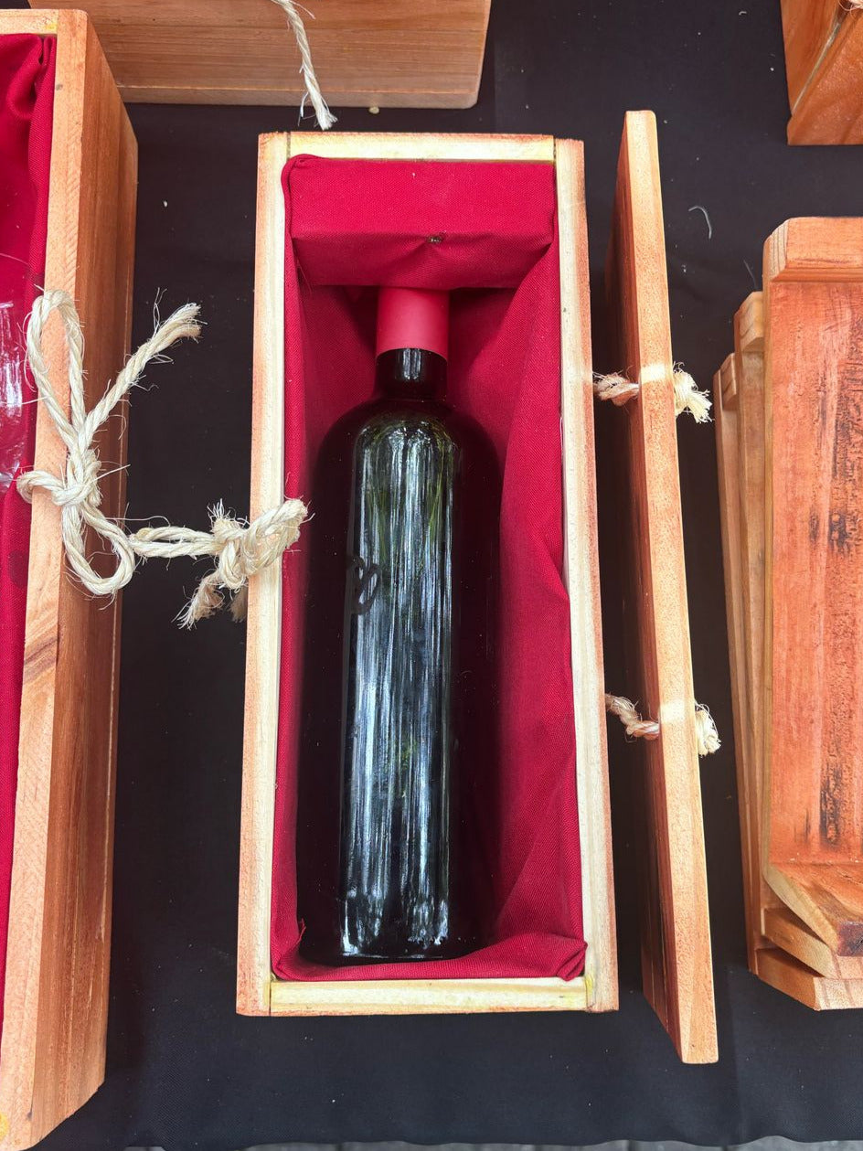 Caixa Elegante de Vinho em Madeira com Forro Vermelho. Cor mongo - Finngifts